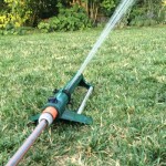 Was beim Wässern Ihres Rasens zu beachten ist: Hier ist ein Rasensprenger im Einsatz.