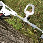 Rasentrimmer von IKRA im Garten-Einsatz