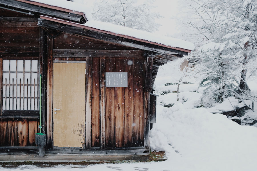 Gartenhütte im Winter mit Schnee